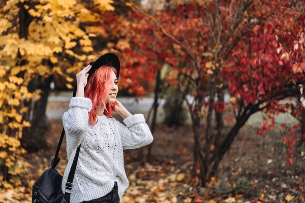 Pretty girl with red hair and hat walking in the park, autumn ti — Stock Photo, Image