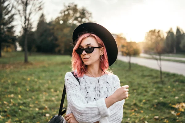 Menina bonita com cabelo vermelho e chapéu relaxante no parque, outono t — Fotografia de Stock