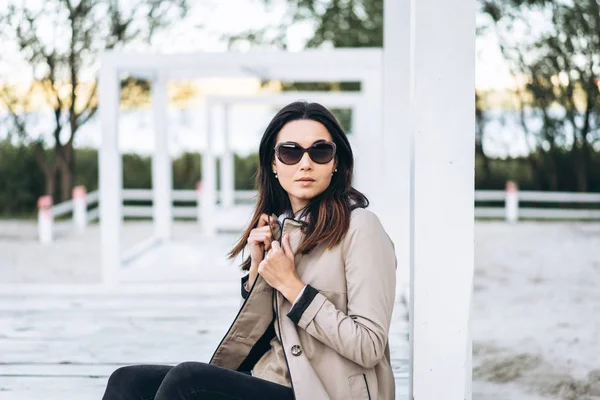 Mooie lange haren brunette meisje in zonnebril ontspannen buiten. — Stockfoto