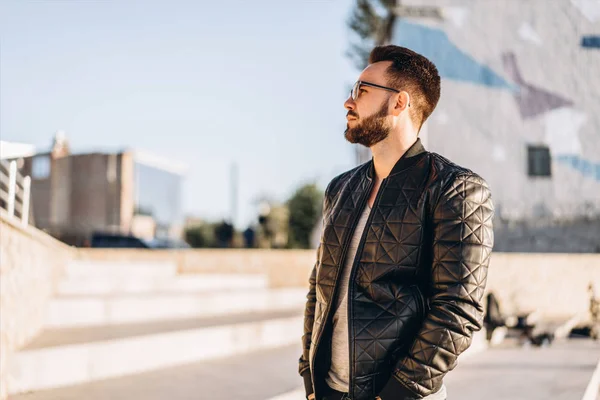 Man met baard wandelen buiten op straat. — Stockfoto