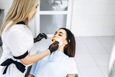 Oldukça genç kadın dişçi muayene ve tedavi yapma