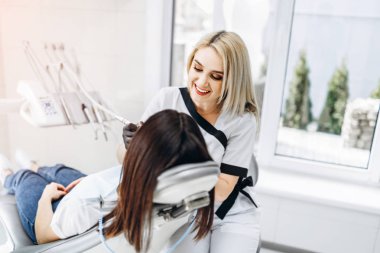 Oldukça genç kadın dişçi muayene ve tedavi yapma