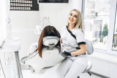 Oldukça genç kadın dişçi muayene ve tedavi yapma