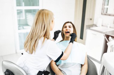 Oldukça genç kadın dişçi muayene ve tedavi yapma