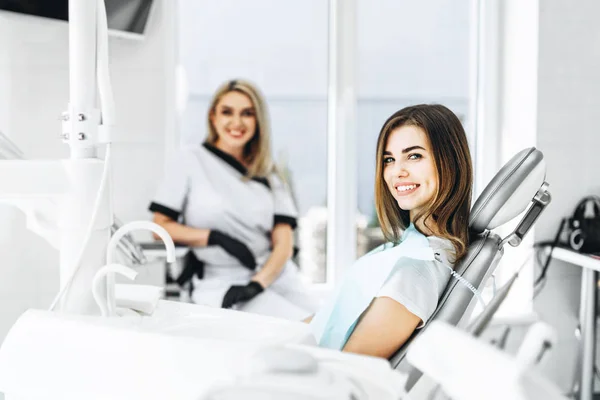 Dość młoda kobieta dentysta podejmowania badania i leczenia — Zdjęcie stockowe