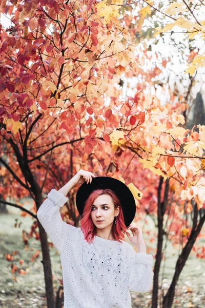 Menina bonita com cabelo vermelho e chapéu andando no parque, outono ti — Fotografia de Stock