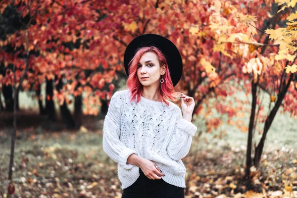 Pretty girl with red hair and hat walking in the park, autumn ti — Stock Photo, Image