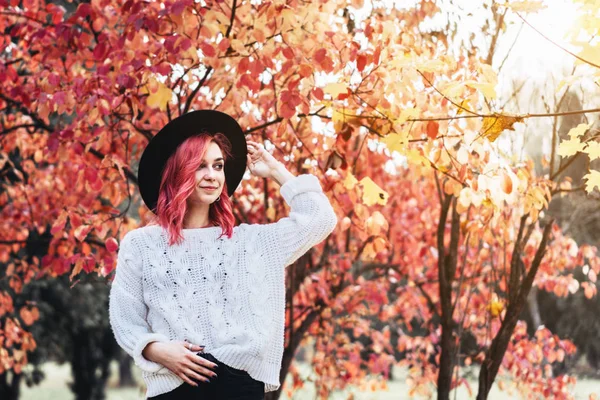 Jolie fille aux cheveux roux et chapeau marchant dans le parc, automne ti — Photo