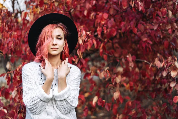 Menina bonita com cabelo vermelho e chapéu andando no parque, outono ti — Fotografia de Stock
