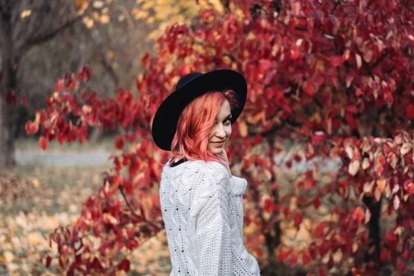 Chica bonita con el pelo rojo y sombrero caminando en el parque, ti otoño — Foto de Stock