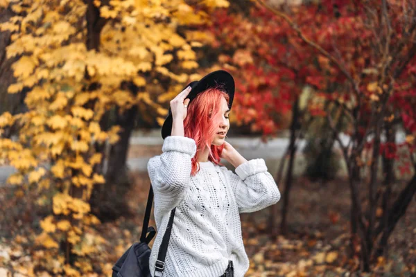 Pretty girl with red hair and hat walking in the park, autumn ti — Stock Photo, Image