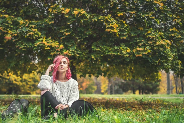 Pretty girl with red hair and hat relaxing in the park, autumn t — Stock Photo, Image