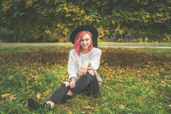 Menina bonita com cabelo vermelho e chapéu relaxante no parque, outono t — Fotografia de Stock