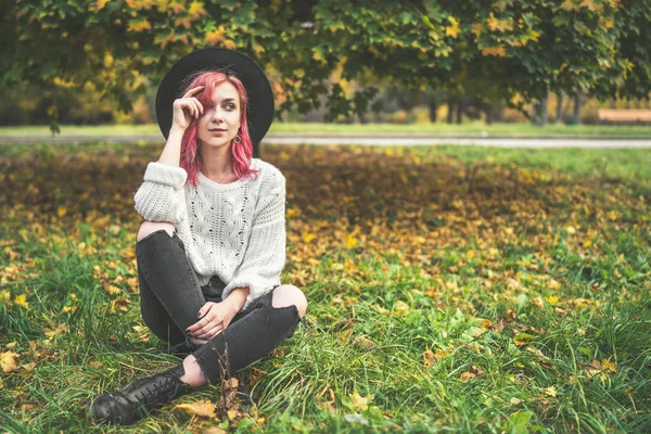 Kaunis tyttö punaiset hiukset ja hattu rentouttava puistossa, syksy t — kuvapankkivalokuva