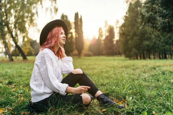 Menina bonita com cabelo vermelho e chapéu relaxante no parque, outono t — Fotografia de Stock