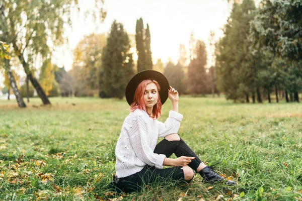 Menina bonita com cabelo vermelho e chapéu relaxante no parque, outono t — Fotografia de Stock