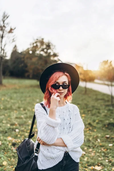 Krásná dívka s červenými vlasy a kloboukem v parku, podzim t — Stock fotografie
