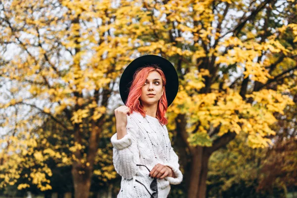 Hübsches Mädchen mit roten Haaren und Hut entspannt im Park, Herbst t — Stockfoto