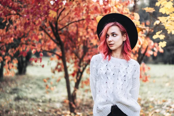 Krásná dívka s červenými vlasy a kloboukem v parku, podzim ti — Stock fotografie