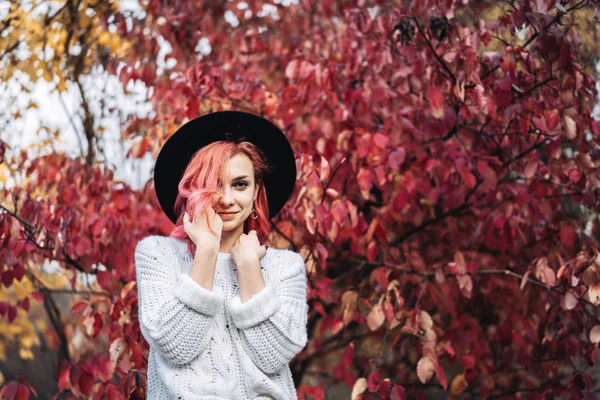 Hübsches Mädchen mit roten Haaren und Hut, das im Park spazieren geht, Herbst ti — Stockfoto