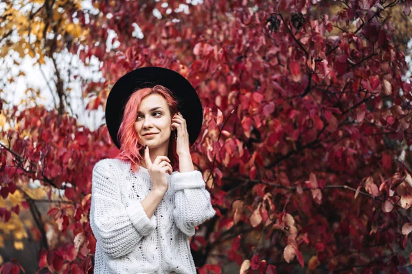 Chica bonita con el pelo rojo y sombrero caminando en el parque, ti otoño — Foto de Stock