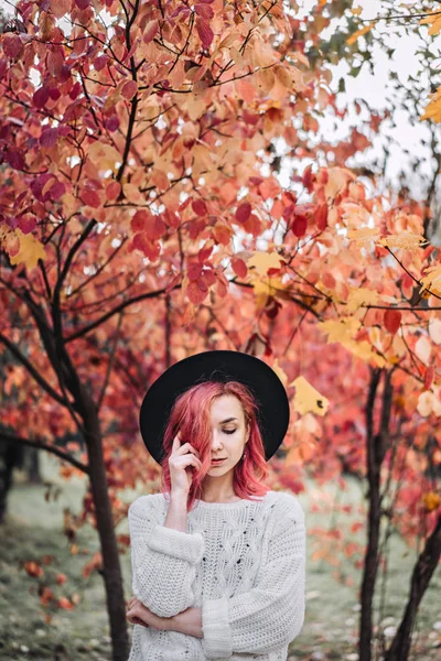 Ładna dziewczyna z czerwonymi włosami i kapeluszem chodzenie w parku, jesień TI — Zdjęcie stockowe