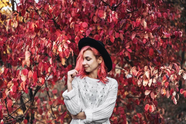 Chica bonita con el pelo rojo y sombrero caminando en el parque, ti otoño — Foto de Stock