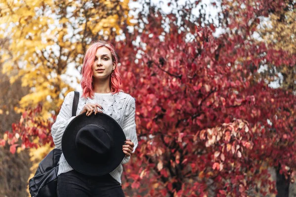 Krásná dívka s červenými vlasy a kloboukem v parku, podzim ti — Stock fotografie