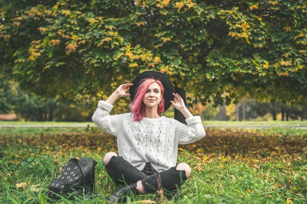 Menina bonita com cabelo vermelho e chapéu relaxante no parque, outono t — Fotografia de Stock