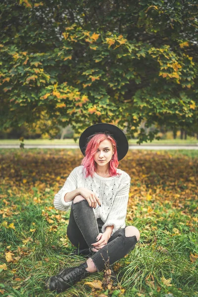 Menina bonita com cabelo vermelho e chapéu relaxante no parque, outono t — Fotografia de Stock