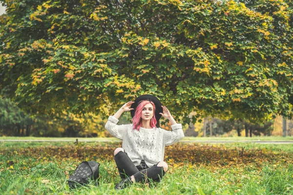 Menina bonita com cabelo vermelho e chapéu relaxante no parque, outono t — Fotografia de Stock