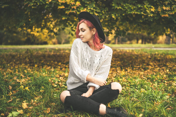 Красавица с рыжими волосами и шляпой отдыхает в парке, осенняя майка
