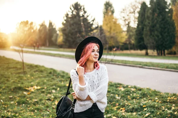 Bella ragazza con capelli rossi e cappello rilassante nel parco, autunno t — Foto Stock