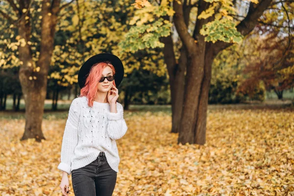 Pretty girl with red hair and hat relaxing in the park, autumn t — Stock Photo, Image