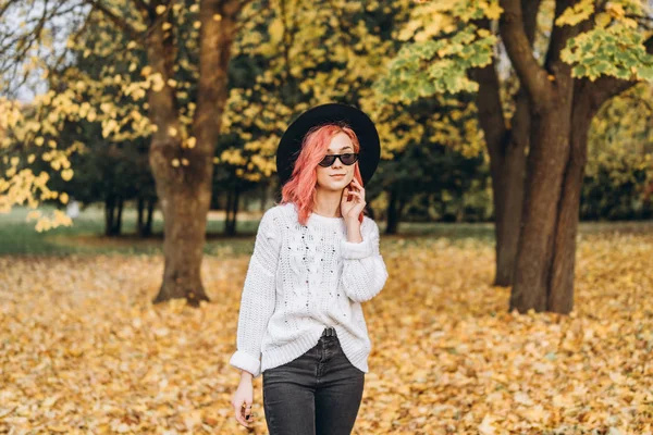 Chica bonita con el pelo rojo y sombrero relajante en el parque, t otoño — Foto de Stock