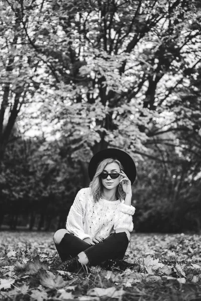Jolie fille aux cheveux roux et chapeau relaxant dans le parc, automne t — Photo