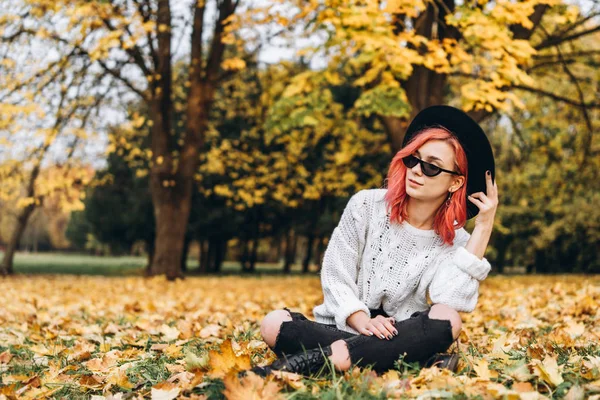Krásná dívka s červenými vlasy a kloboukem v parku, podzim t — Stock fotografie