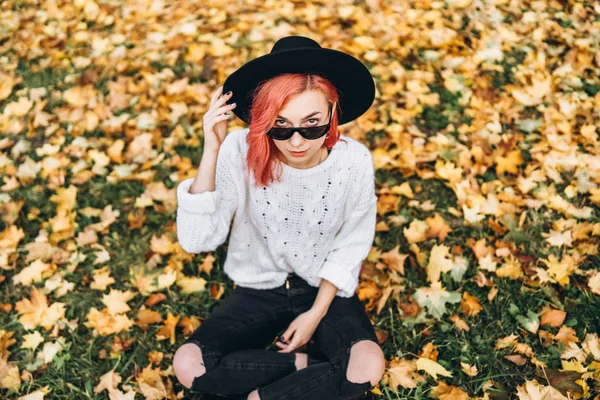 Menina bonita com cabelo vermelho e chapéu relaxante no parque, outono t — Fotografia de Stock