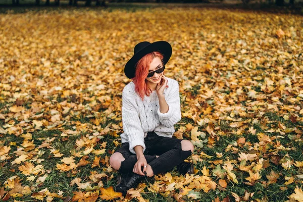 Pretty girl with red hair and hat relaxing in the park, autumn t — Stock Photo, Image
