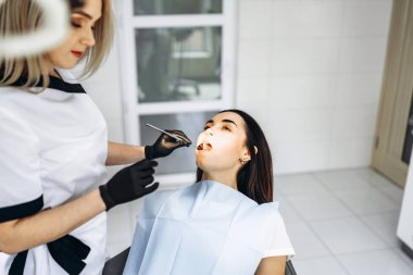 Oldukça genç kadın dişçi muayene ve tedavi yapma