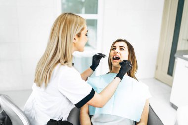 Oldukça genç kadın dişçi muayene ve tedavi yapma