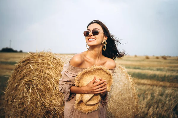 Uśmiechnięta Kobieta Okularach Przeciwsłonecznych Gołymi Ramionami Tle Pola Pszenicy Belami — Zdjęcie stockowe