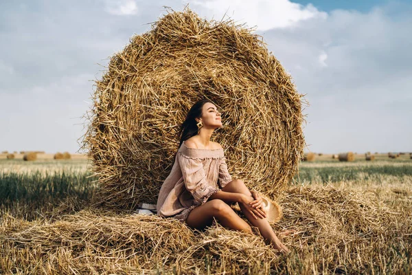 Una Joven Con Pelo Largo Vestido Sienta Cerca Una Bala — Foto de Stock