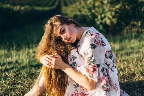 Menina Com Cabelos Longos Encaracolados Morena Rosto Sardas Com Maquiagem — Fotografia de Stock