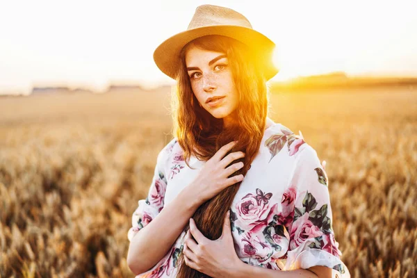 Portret Van Een Mooie Jonge Vrouw Met Krullend Haar Sproeten — Stockfoto