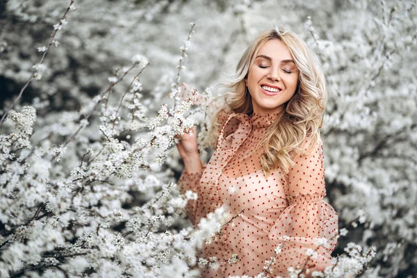Femme Avec Sourire Magnifique Amuser Dans Jardin Fleurs Femme Robe — Photo
