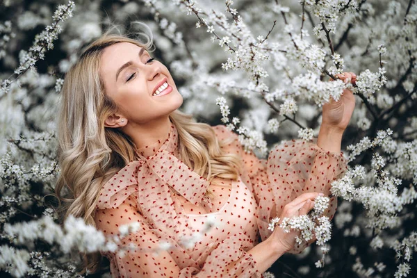 Mujer Con Una Sonrisa Hermosa Divirtiéndose Jardín Floreciente Mujer Vestido —  Fotos de Stock