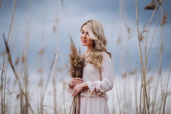 Photo Une Jolie Fille Souriante Avec Longs Cheveux Bouclés Blonds — Photo