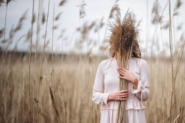 Foto Una Ragazza Con Lunghi Capelli Biondi Ricci Luce Lunghe — Foto Stock