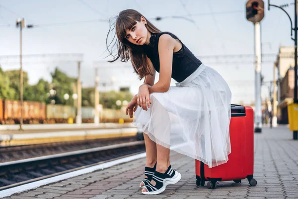 Viandante Bruna Con Valigia Rossa Gonna Bianca Attesa Treno Sulla — Foto Stock